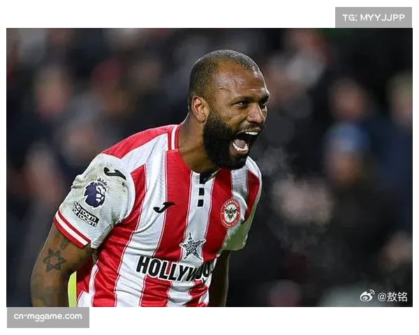 特写:布伦特福德前锋在进球后展示纪念因病离世小球迷的T恤